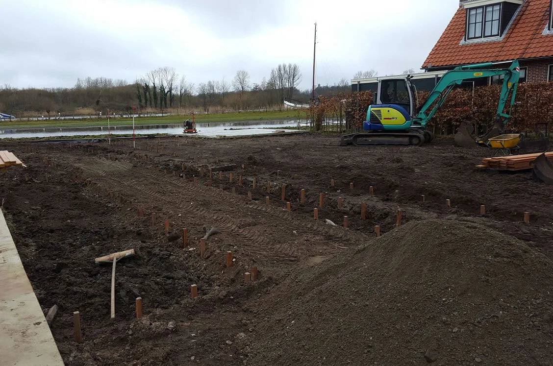 Het begin: kale grond en een graafmachine