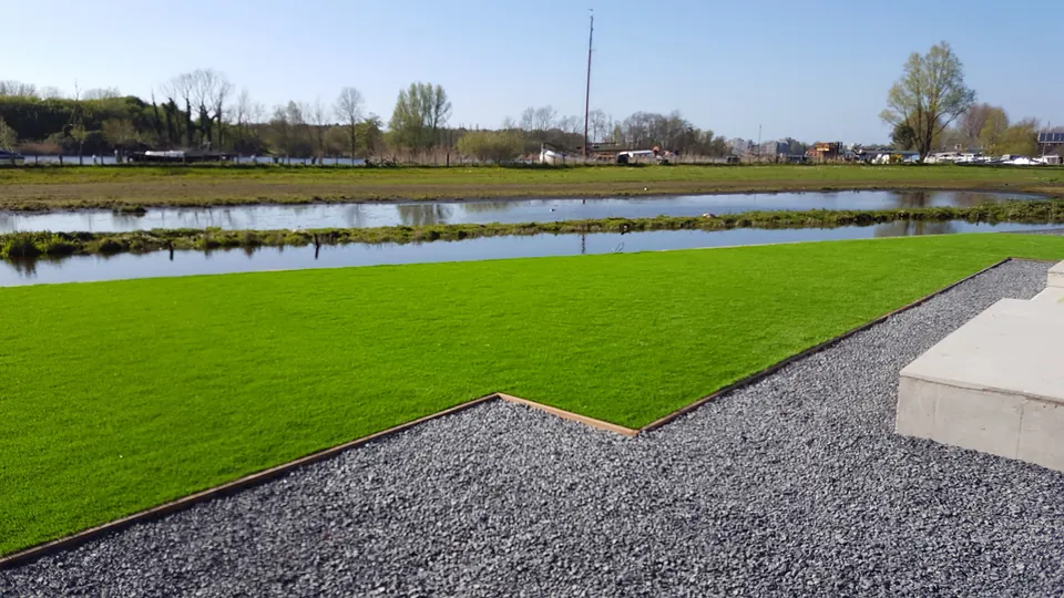 Gazon met strakke rand langs het water